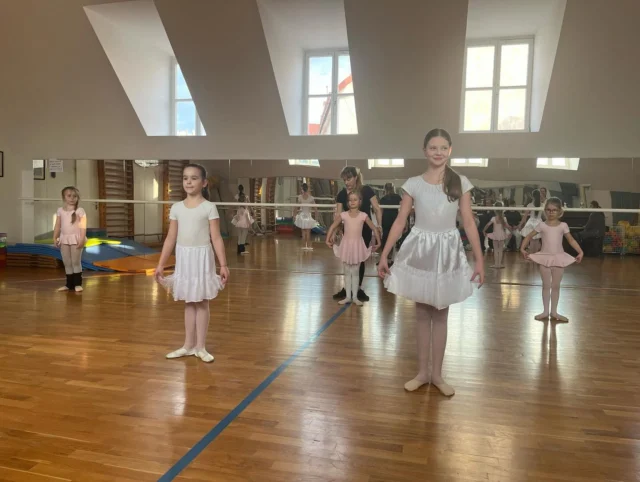 Poslední baletní hodina v této sezóně, poslední baletní hodina s paní trenérkou Ivou Ďukič 💗 Moc jí děkujeme za všechno - za její přístup, trpělivost, důslednost a bude nám moc chybět. Přejeme jí, ať se jí na další cestě daří a my jí chceme slíbit, že budeme pokračovat ve všem, co nás naučila. Děkujeme ☀️🍀❤️