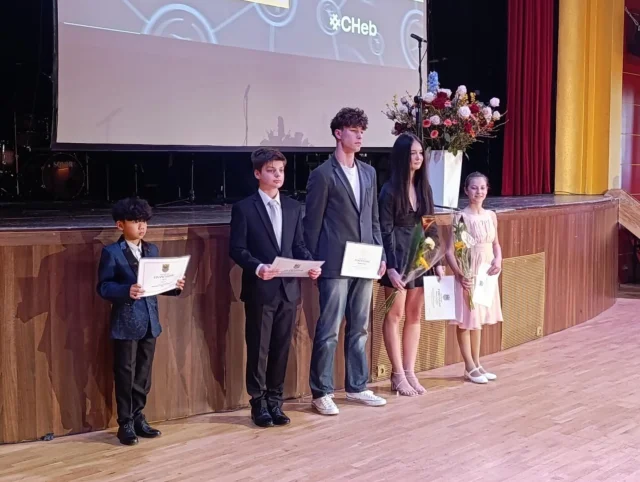 Tento týden se konalo v KC Svoboda slavnostní vyhlášení nejlepších sportovců za rok 2024 👑
Ocenění získala BARUNKA CHARVÁTOVÁ, která získala na celorepublikových závodech několik medailí a umístila se v celorepublikovém žebříčku Projektu Bruslička na 3.místě z 66 závodnic.
Barče moc gratulujeme a děkujeme za reprezentaci našeho klubu 💗